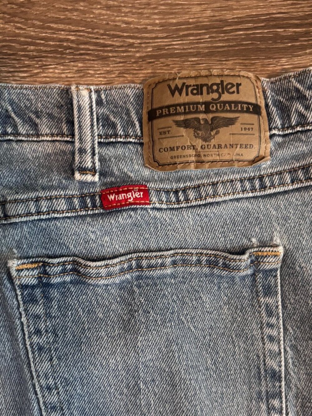 Wrangler Relaxed Fit Jeans Men’s 44x30 Light Wash Vintage Distressed Denim - Picture 4 of 7
